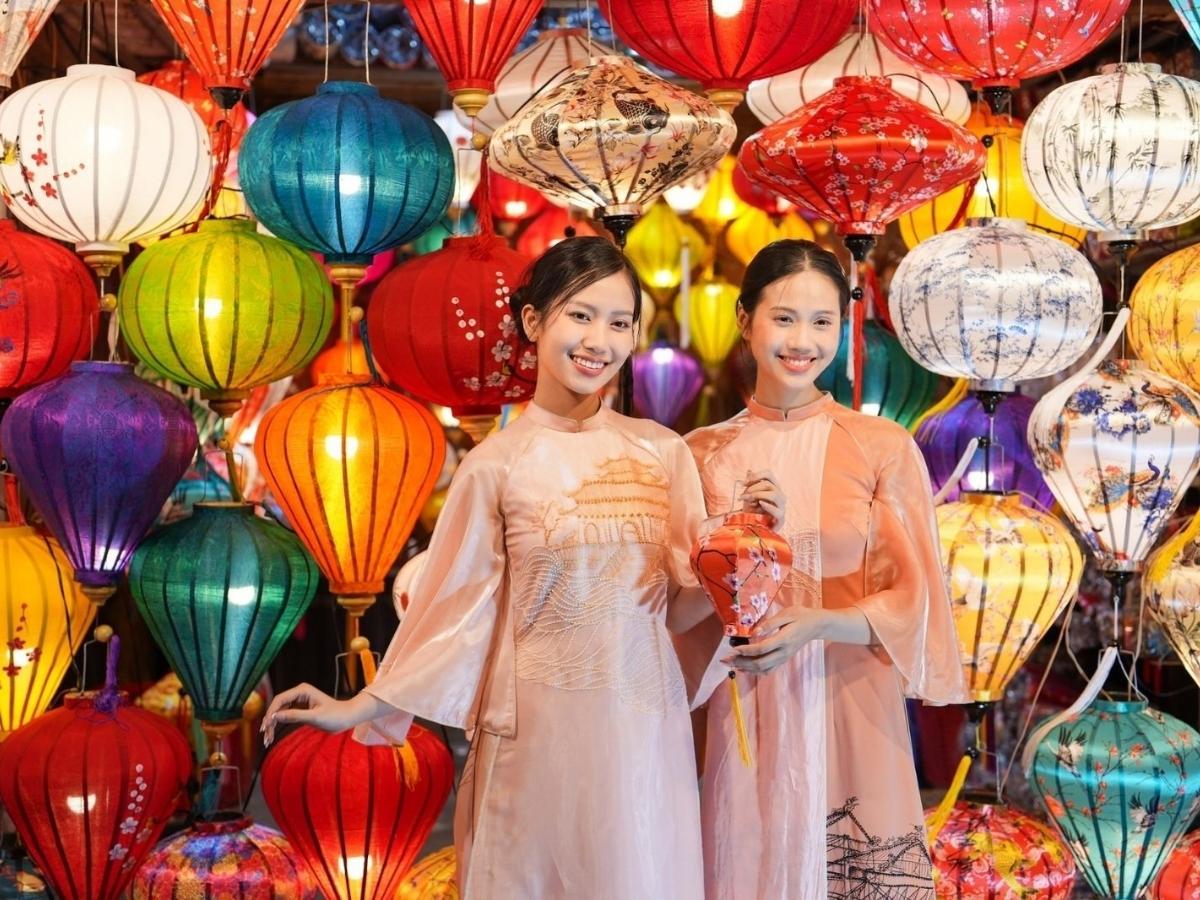 Sự kiện nổi bật nhất trong năm là Lễ hội đèn lồng diễn ra đều đặn vào ngày rằm âm lịch và long trọng vào 14/1 Âm lịch.