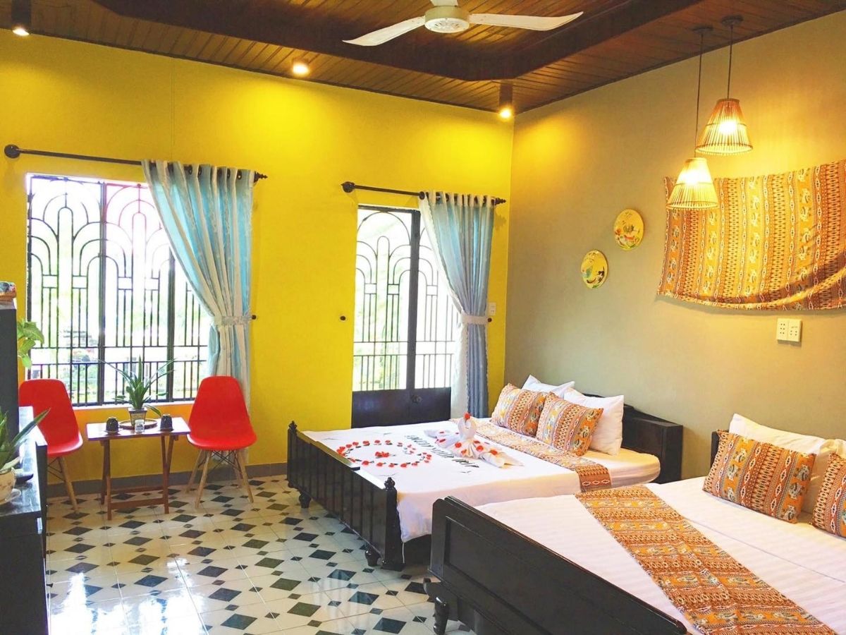 Longan Homestay Hội An nổi bật với thiết kế hài hòa, không gian xanh mướt mắt.