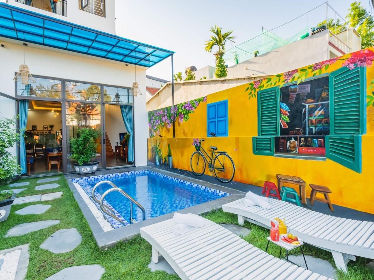 Những gia đình có trẻ nhỏ hoặc nhóm bạn mong muốn thư giãn nên chọn homestay Hội An có hồ bơi.
