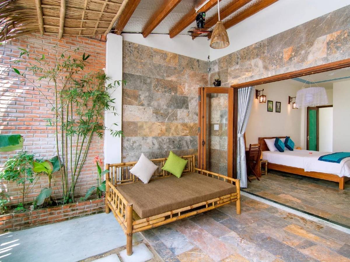 Homestay Hội An này được thiết kế hài hòa giữa thiên nhiên với khuôn viên sân vườn rộng rãi, xanh mát.