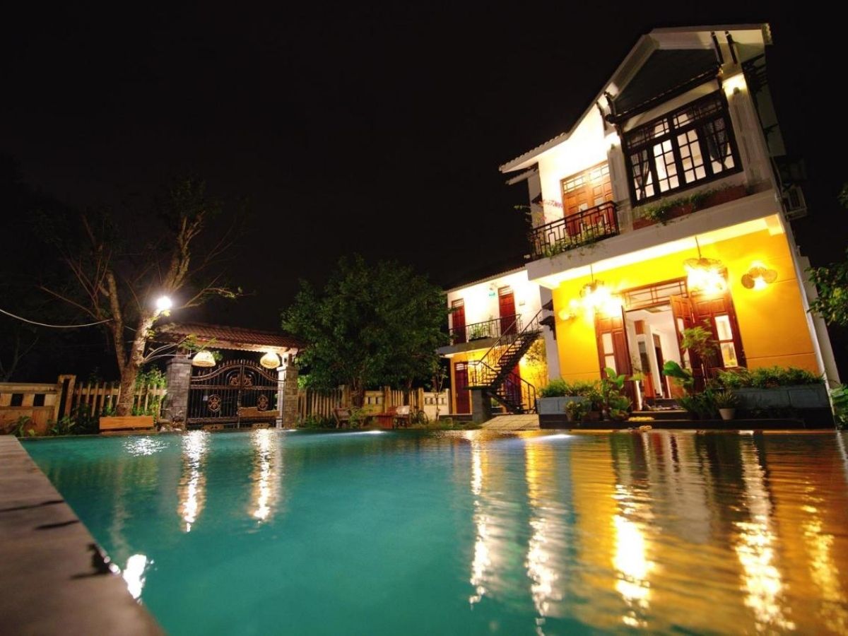 Tại số 172 Nguyễn Tri Phương, gần làng rau Trà Quế, Loong Boong Homestay nổi bật nhờ vị trí thuận lợi, cách phố cổ chỉ 0.8 km và rất gần biển.