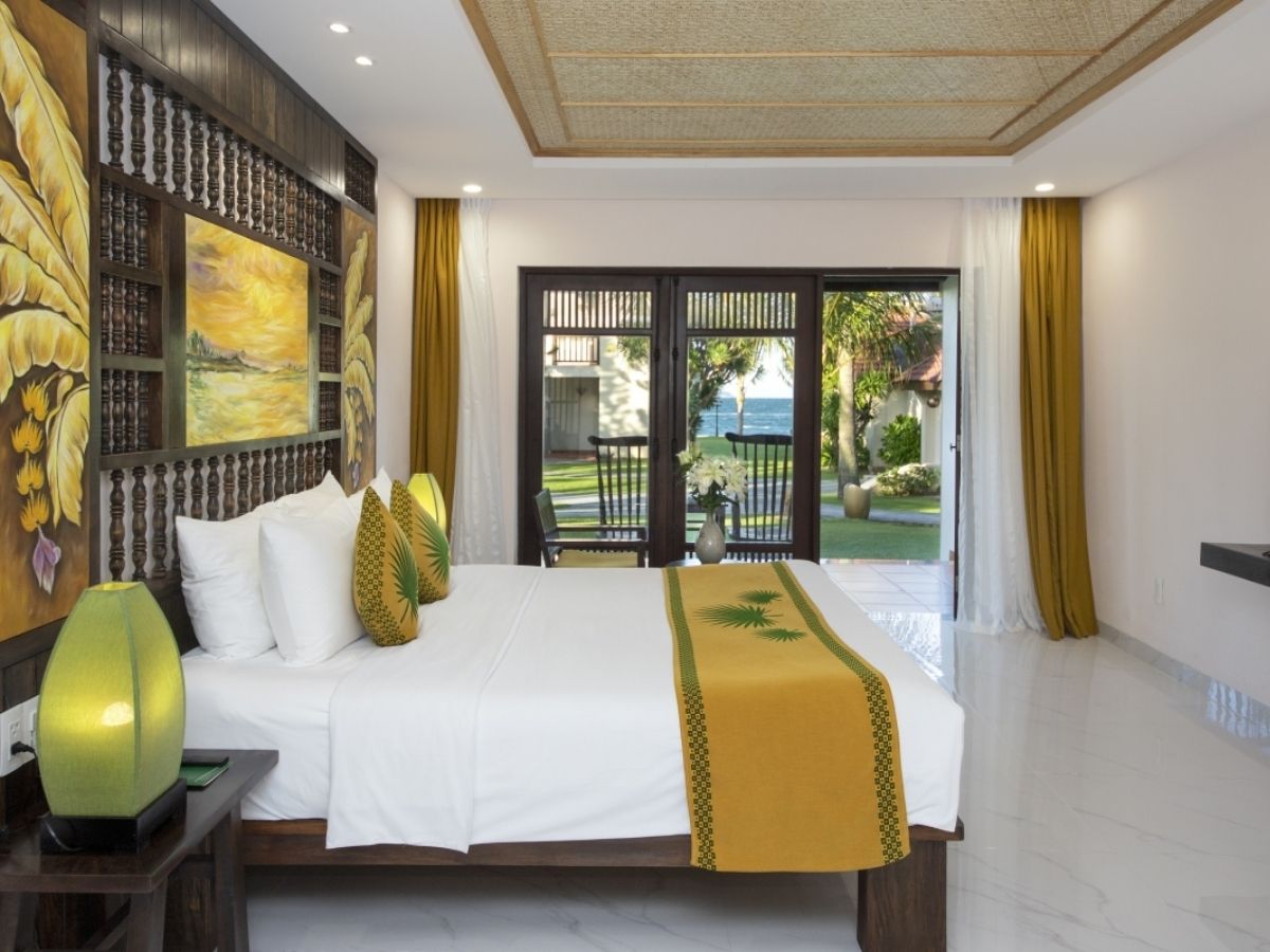 Nằm dọc theo bãi biển Cửa Đại, Palm Garden Resort tọa lạc giữa khu vườn cảnh quan rộng 5 ha, xanh mát và yên bình.