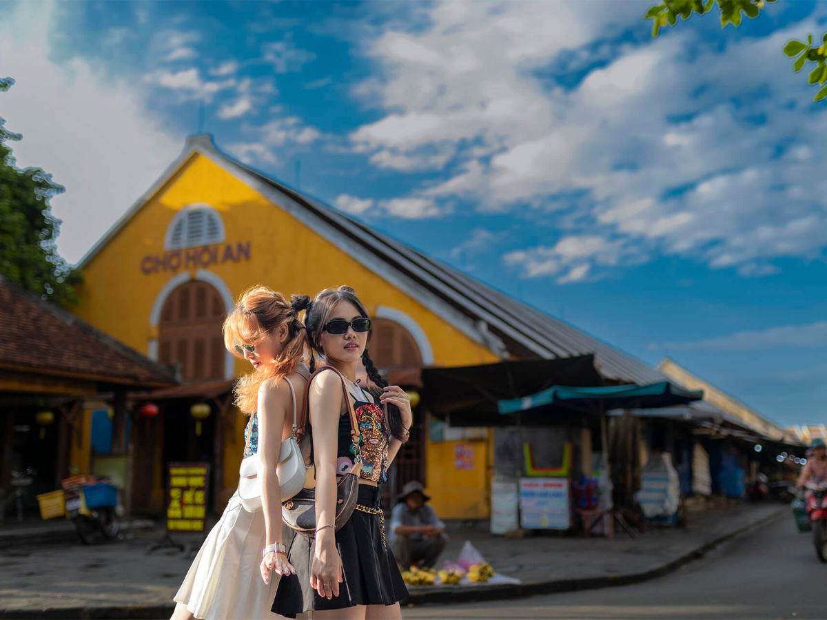Du khách check-in tại chợ Hội An với màu vàng đặc trưng.