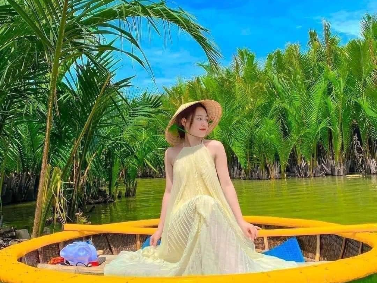 Du khách trải nghiệm ngắm cảnh bằng thuyền thúng tròn.