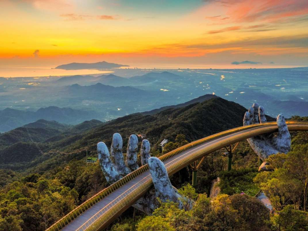 Check-in tại Cầu Vàng, biểu tượng tại Sun World Ba Na Hills.
