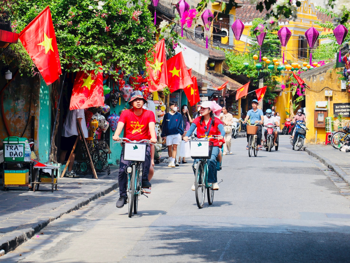 Du khách trải nghiệm đạp xe quanh phố cổ Hội An
