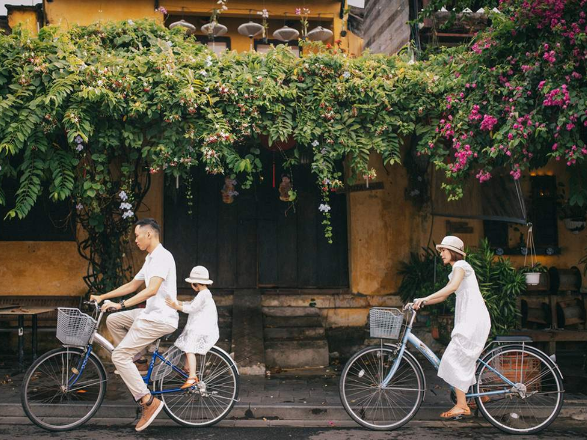 Du khách tuân thủ an toàn giao thông khi di chuyển quanh phố cổ.