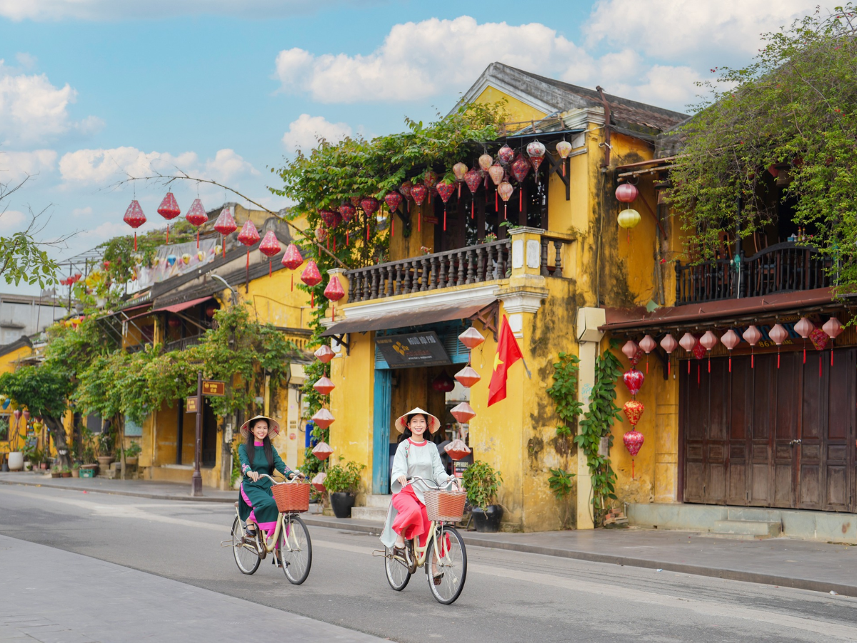 Du khách có thể lựa chọn những bộ trang phục để check-in khi đạp xe quanh phố cổ. 