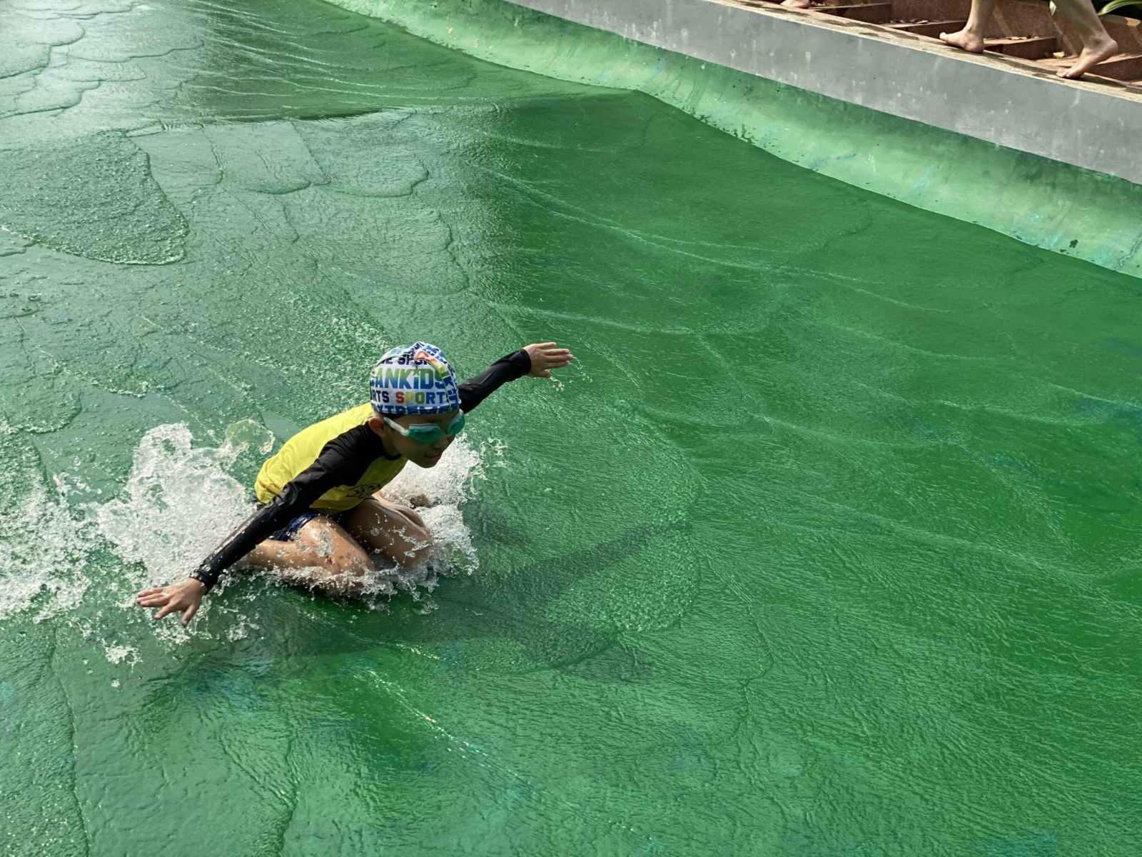 Trượt máng nước là một trong những trò chơi vui nhộn, phù hợp cho cả người lớn và trẻ em.