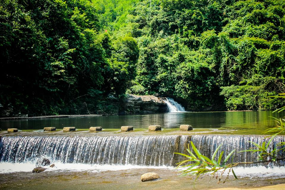 Không gian mát mẻ tại khu du lịch sinh thái Hoà Phú Thành với hệ thống sông suối và cây xanh bao quanh.