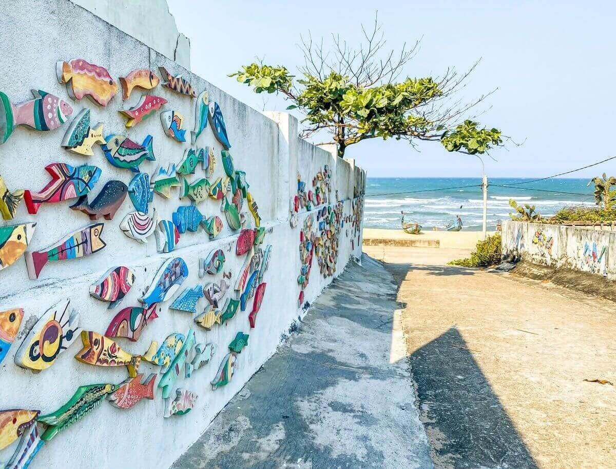 Làng bích hoạ Tam Hải là điểm đến được nhiều bạn trẻ yêu thích khi ghé thăm xã đảo Tam Hải.