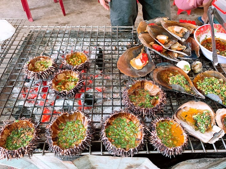 Xã đảo Tam Hải nổi tiếng với hải sản tươi sống cực hấp dẫn, mang hương vị giản dị, chân phương.