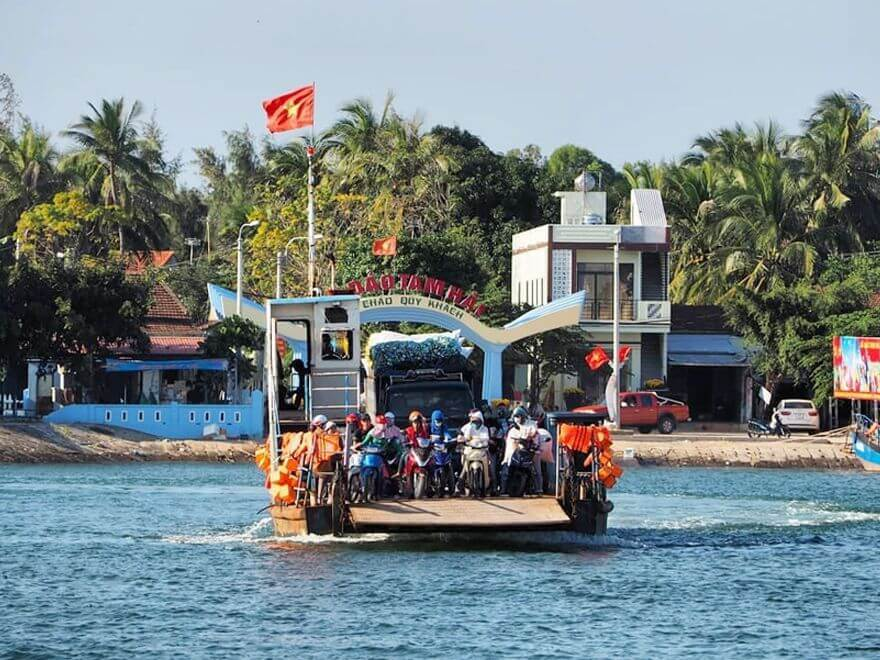 Du khách chỉ cần di chuyển qua một chuyến phà ngắn để đặt chân tới xã đảo Tam Hải.