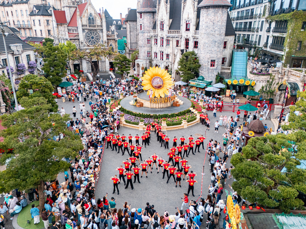 Sun World Ba Na Hills hấp dẫn du khách với vô số các hoạt động lễ hội sôi động.