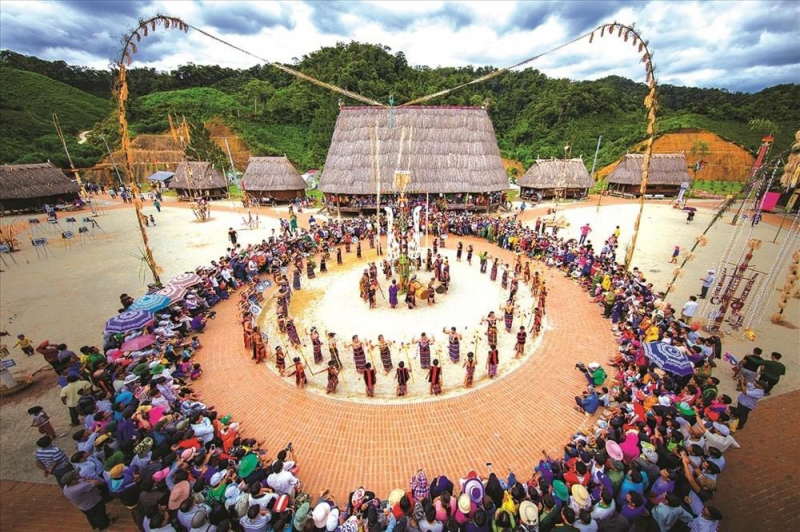 Khám phá và trải nghiệm làng văn hoá Cơ Tu tại Cổng Trời Đông Giang.