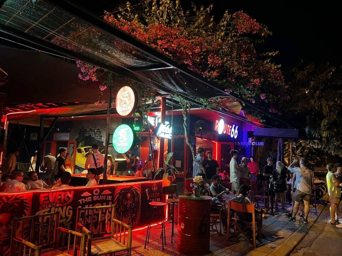 Là cafe nhạc sống Hội An duy nhất chuyên về reggae, Route 66 mang lại phong cách âm nhạc rất khác biệt.