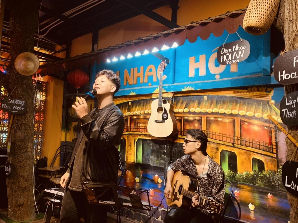 Các quán cafe nhạc sống Hội An thường nằm trong nhà cổ, ven sông hoặc những con hẻm yên tĩnh.