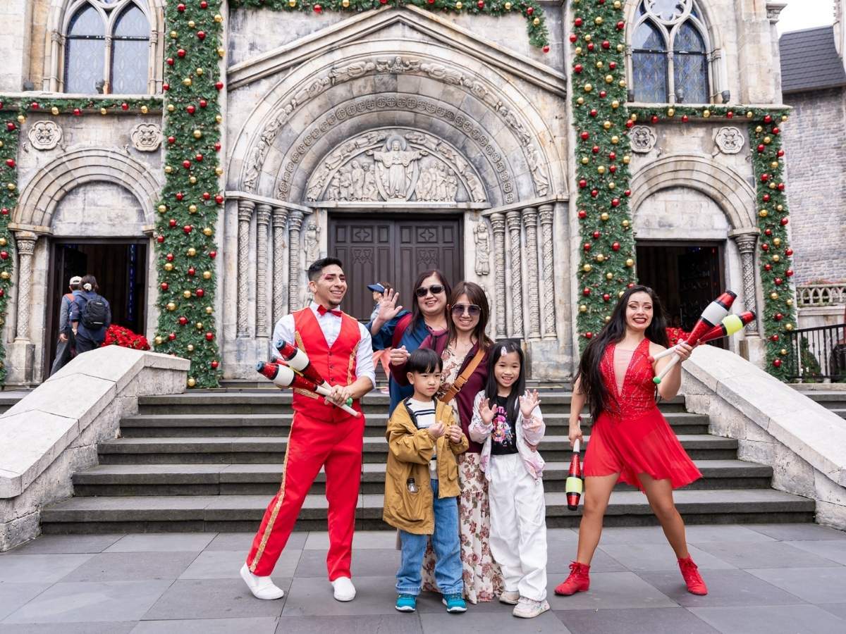 Nếu lưu trú tại Đà Nẵng, bạn có thể dành buổi chiều vui chơi tại Sun World Ba Na Hills.