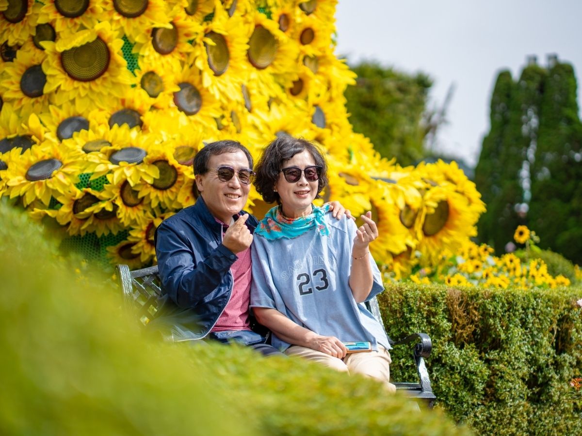 Mở rộng hành trình khám phá Sun World Ba Na Hills với Cầu Vàng nổi tiếng khi lưu trú tại Đà Nẵng.