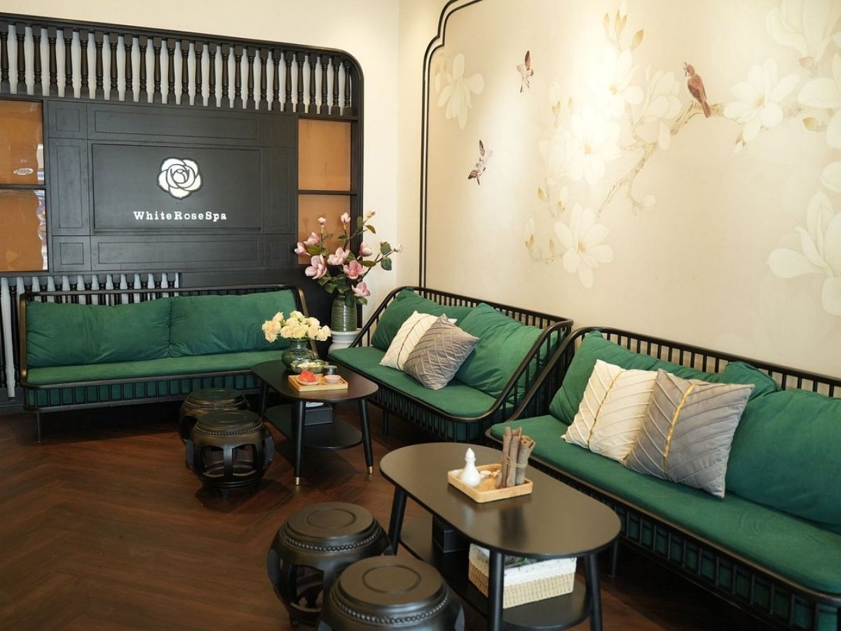 Vị trí gần trung tâm, không gian thoáng đãng và thiết kế mang phong cách nhiệt đới giúp White Rose Spa trở thành chốn thư giãn lý tưởng.