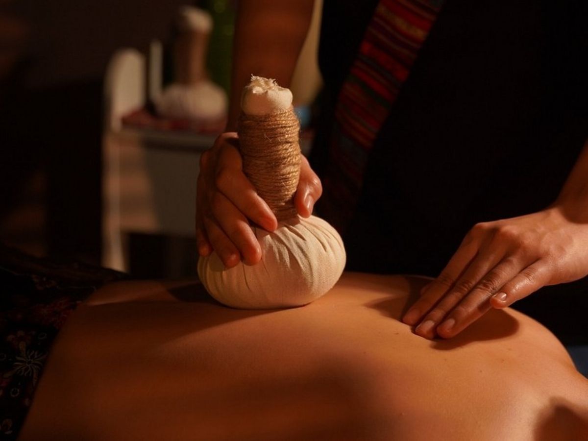 Liệu trình massage thảo dược Việt Nam với túi thảo dược ấm là điểm nhấn đặc biệt, kết hợp massage toàn thân bằng tinh dầu sả và gừng.