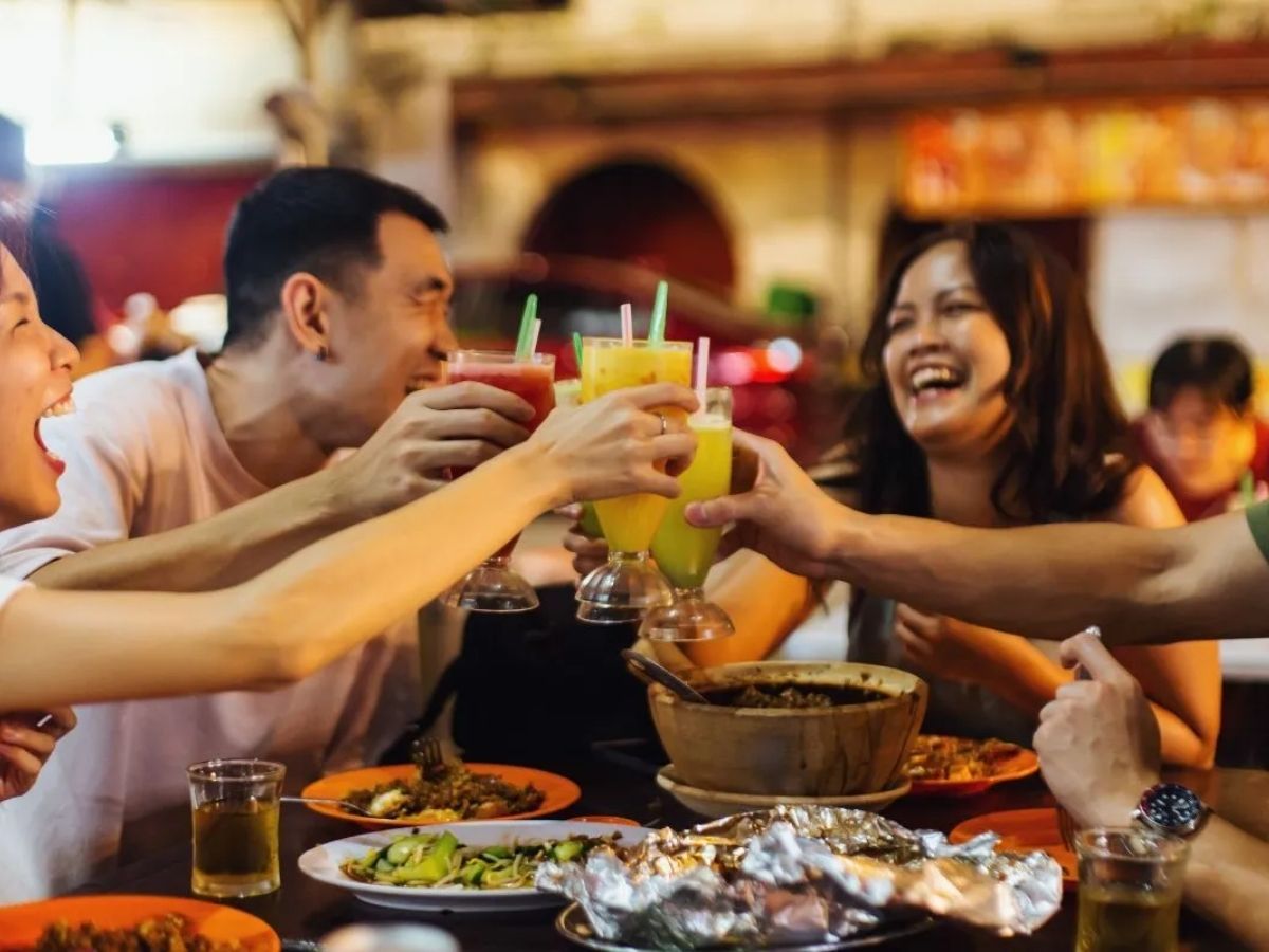 Thưởng thức các món ăn đêm tại quán ven sông sẽ là cái kết tuyệt vời cho một ngày tham quan và thư giãn ở Hội An.