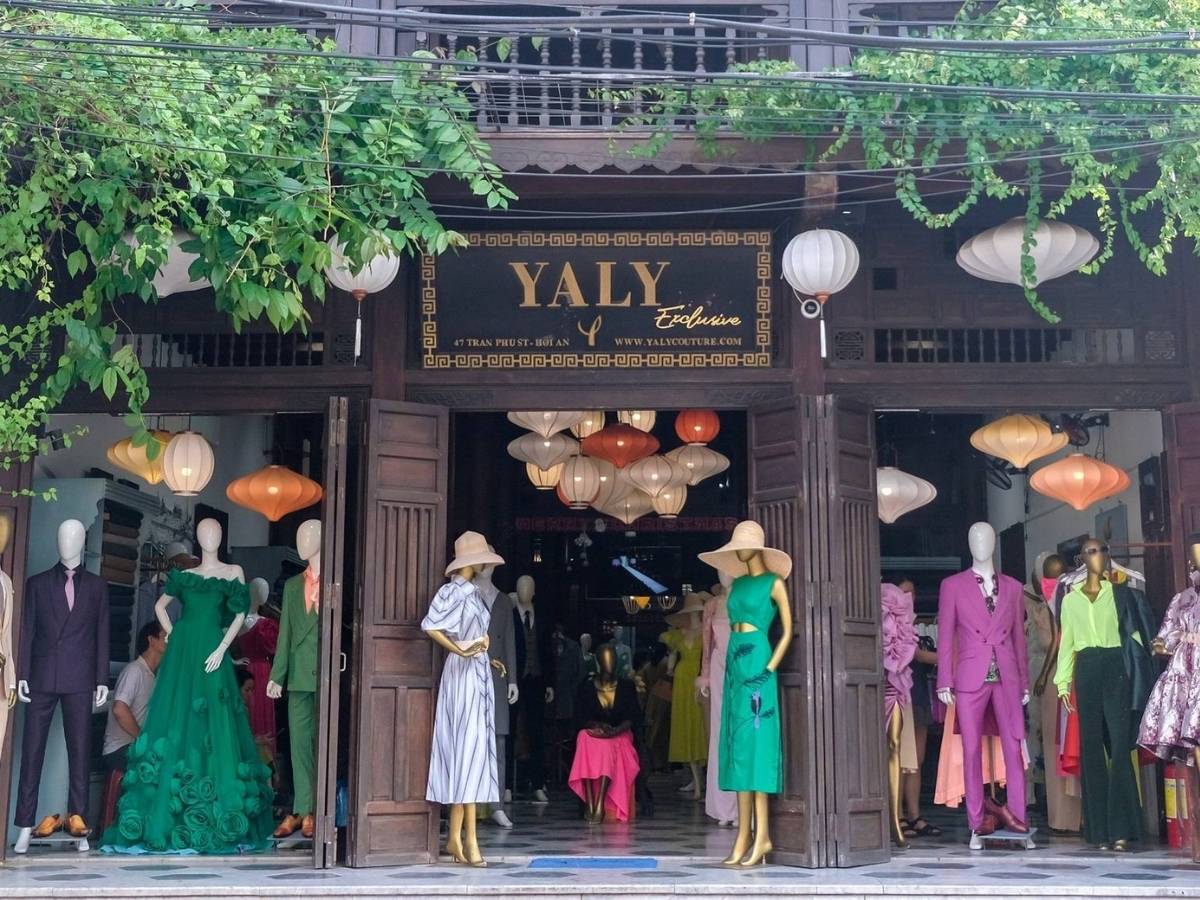 Hội An từ lâu được xem là thiên đường mua sắm Hội An dành cho những ai yêu thích thời trang may đo.