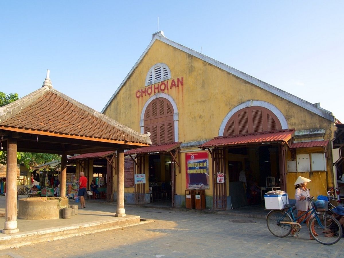Bắt đầu một ngày mua sắm Hội An, chợ trung tâm là điểm dừng chân không nên bỏ lỡ nhờ không khí giao thương sôi động bậc nhất.