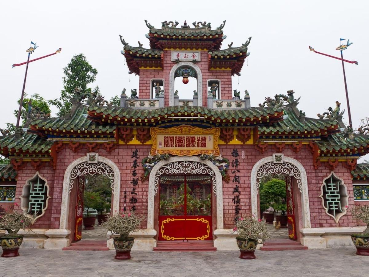Kiến trúc chùa Phúc Kiến nổi bật với cổng tam quan, sân, chính điện, hậu điện bố trí dọc trục với mái ngói cong ấn tượng.