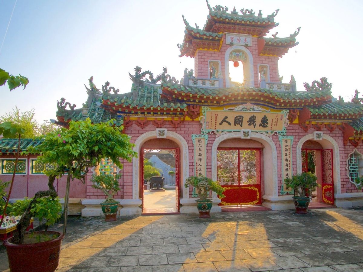 Phần lớn các chùa Hội An đều có tuổi đời hàng trăm năm, mang phong cách kiến trúc hài hòa giữa Việt Nam – Trung Hoa – Nhật Bản Phần lớn các chùa Hội An đều có tuổi đời hàng trăm năm, mang phong cách kiến trúc hài hòa giữa Việt Nam – Trung Hoa – Nhật Bản.