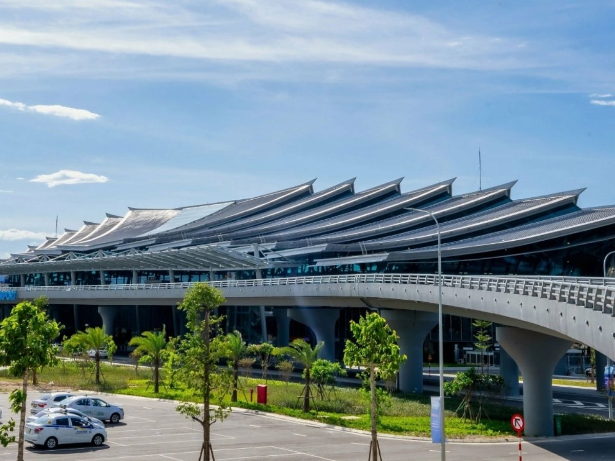 Đối với những ai muốn trải nghiệm hành trình xuyên suốt miền Trung, sân bay quốc tế Phú Bài tại Huế là điểm xuất phát lý tưởng.
