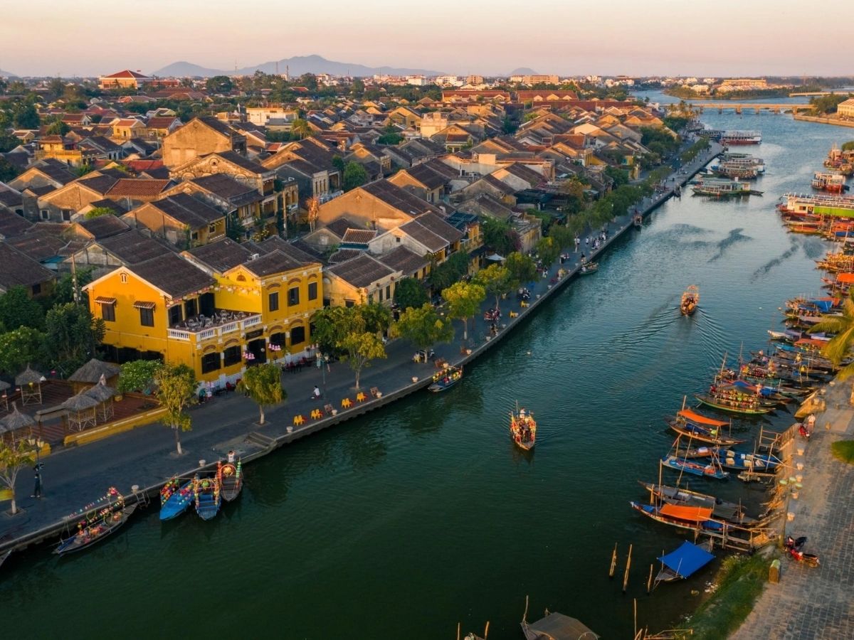 Khu phố cổ Hội An được UNESCO ghi nhận là Di sản văn hoá thế giới, sở hữu hệ kiến trúc đậm dấu ấn giao thoa văn hóa.