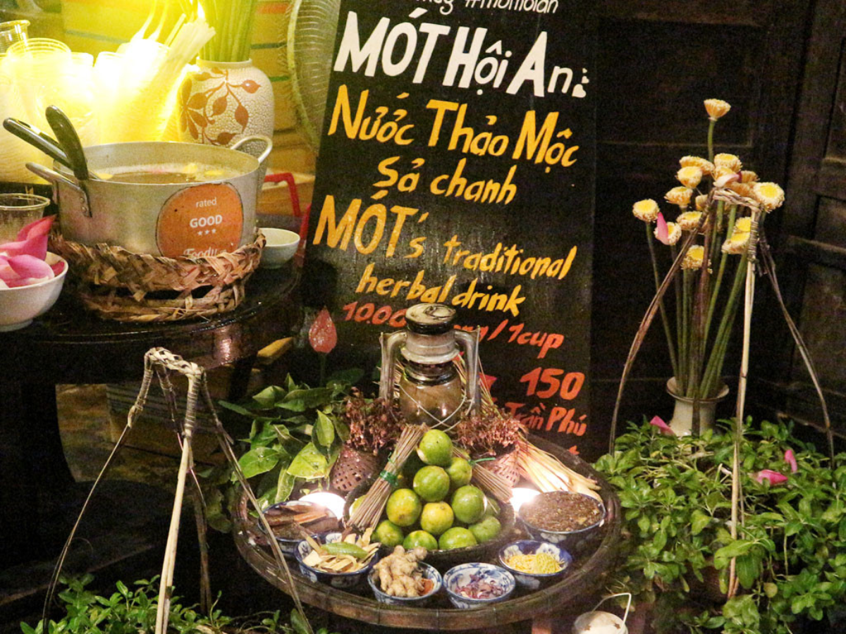 Nước Mót làm từ nhiều nguyên liệu thảo mộc kết hợp.