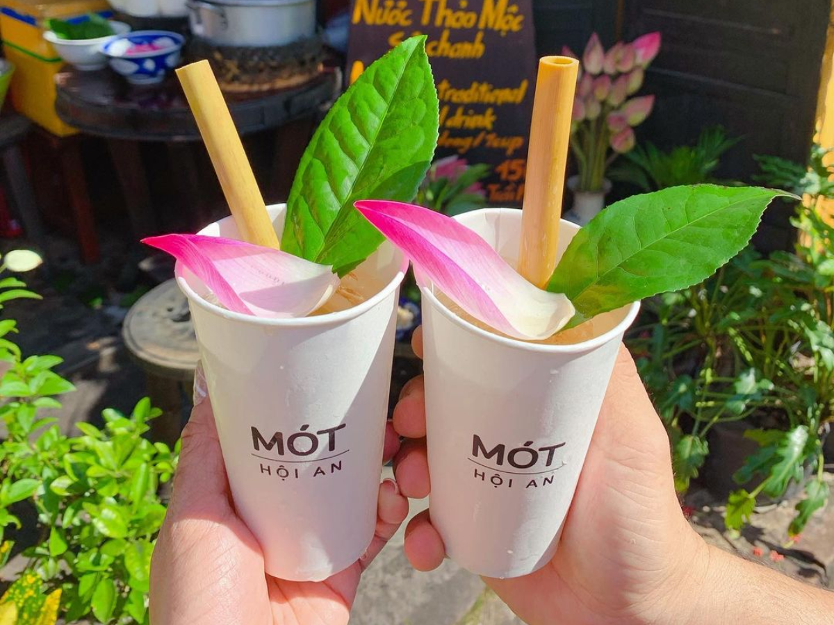 Một ly Mót Hội An được trang trí bằng lá sen tạo dấu ấn thị giác bắt mắt. 