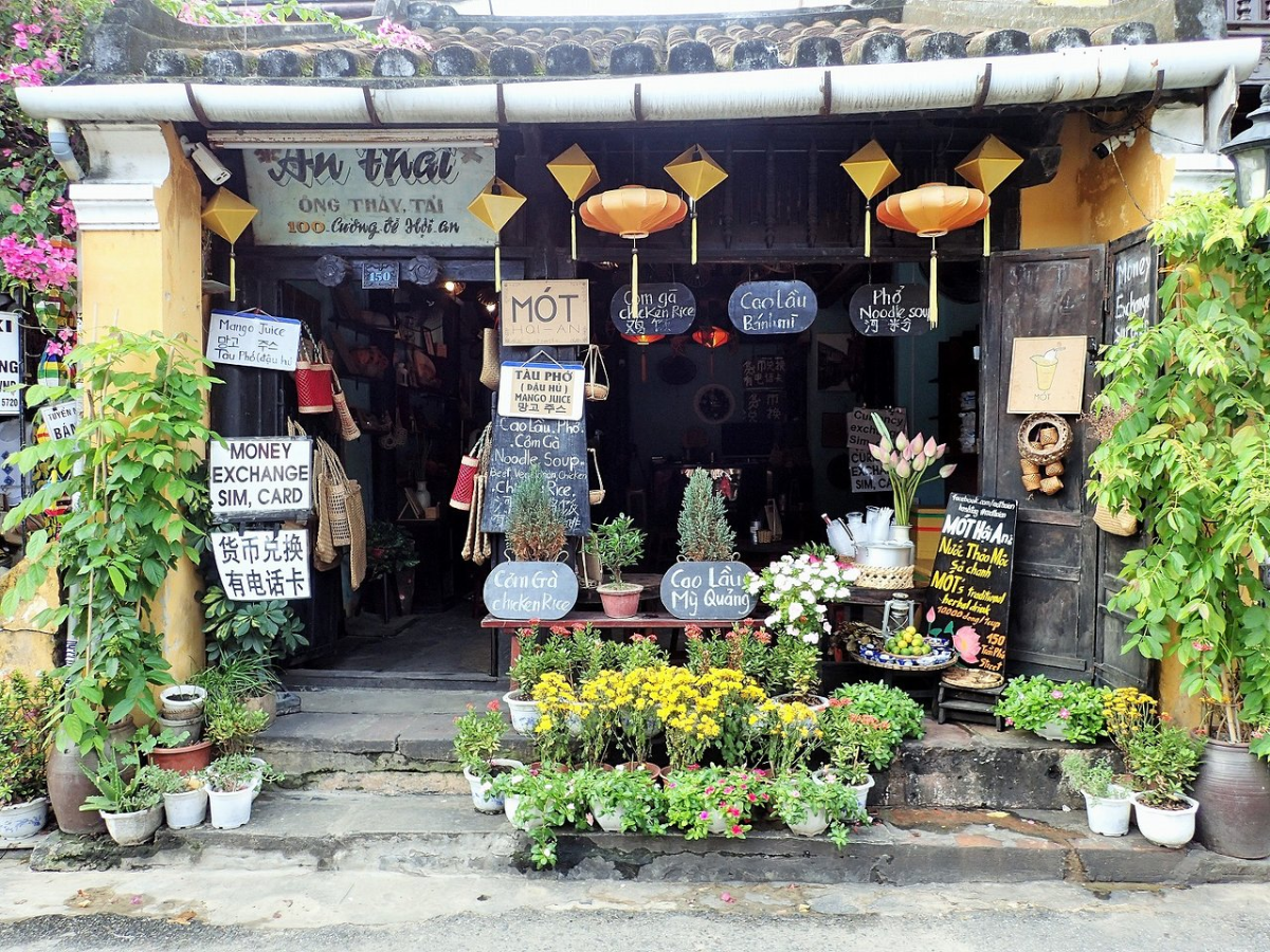 Quán nằm ngay trên phố đi bộ Hội An. 