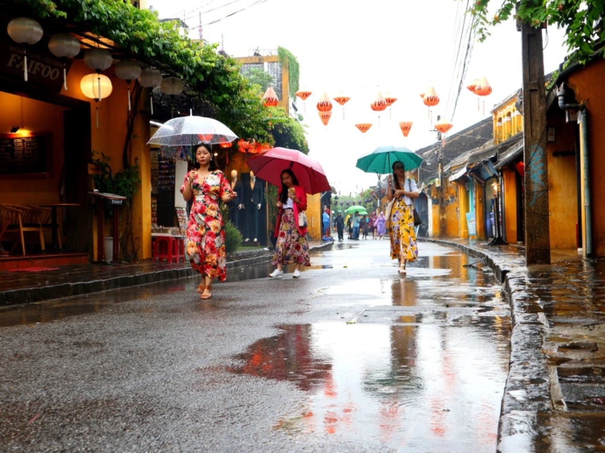 Mặt đường loang nước phản chiếu ánh đèn lồng lãng mạng.