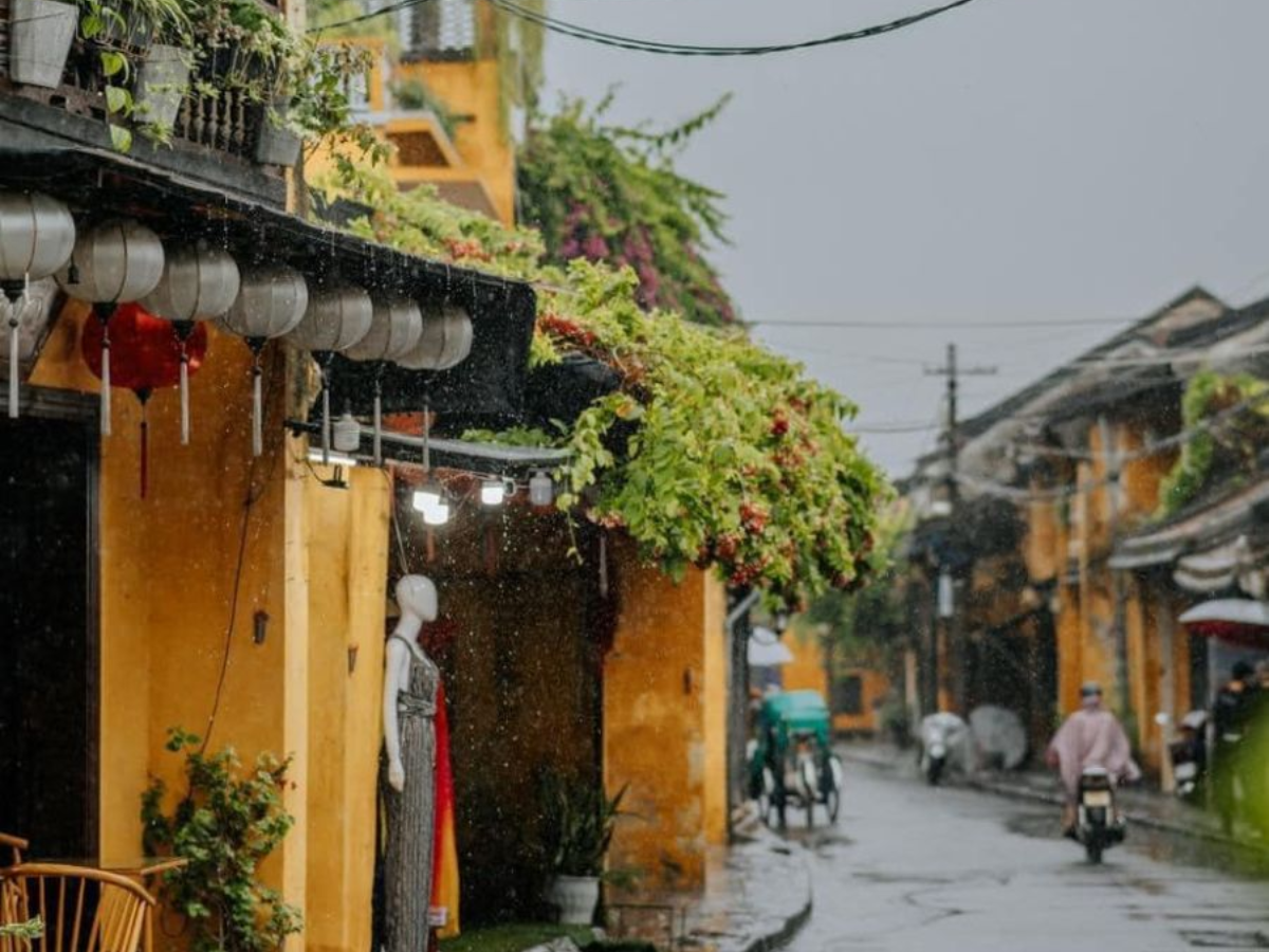 Mùa mưa Hội An mang đến cảm giác yên bình.