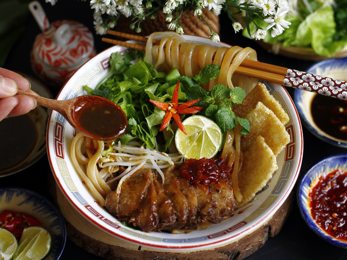 Thưởng thức cao lầu, món ăn nổi tiếng tại Hội An.