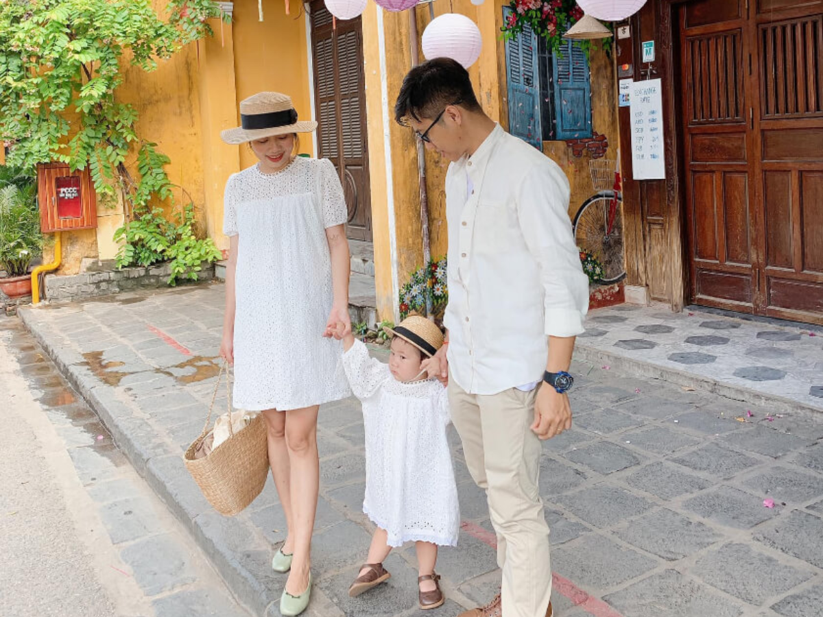 Du khách lựa chọn trang phục thoải mái, dễ vận động khi vui chơi tại Hội An.