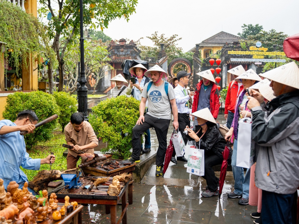 Du khách nên tham quan phố cổ vào sáng sớm tránh nắng nóng.