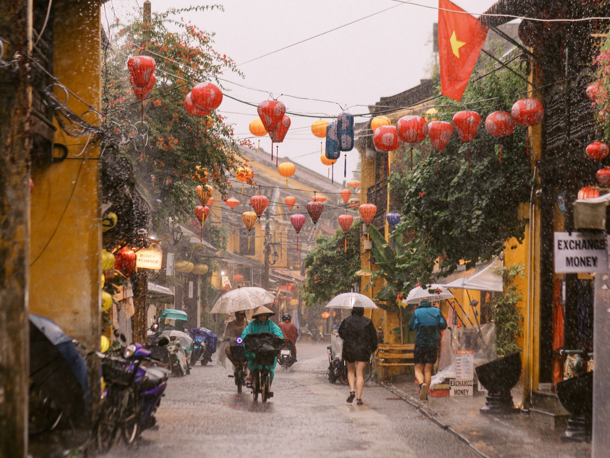 Du khách mang theo áo mưa khi đến Hội An mùa mưa