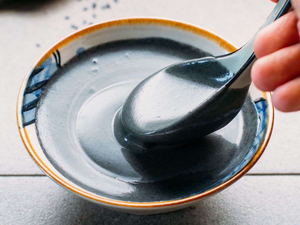 Chè mè đen Hội An thơm ngon rất được du khách ưa thích khi ghé chơi ở phố cổ.