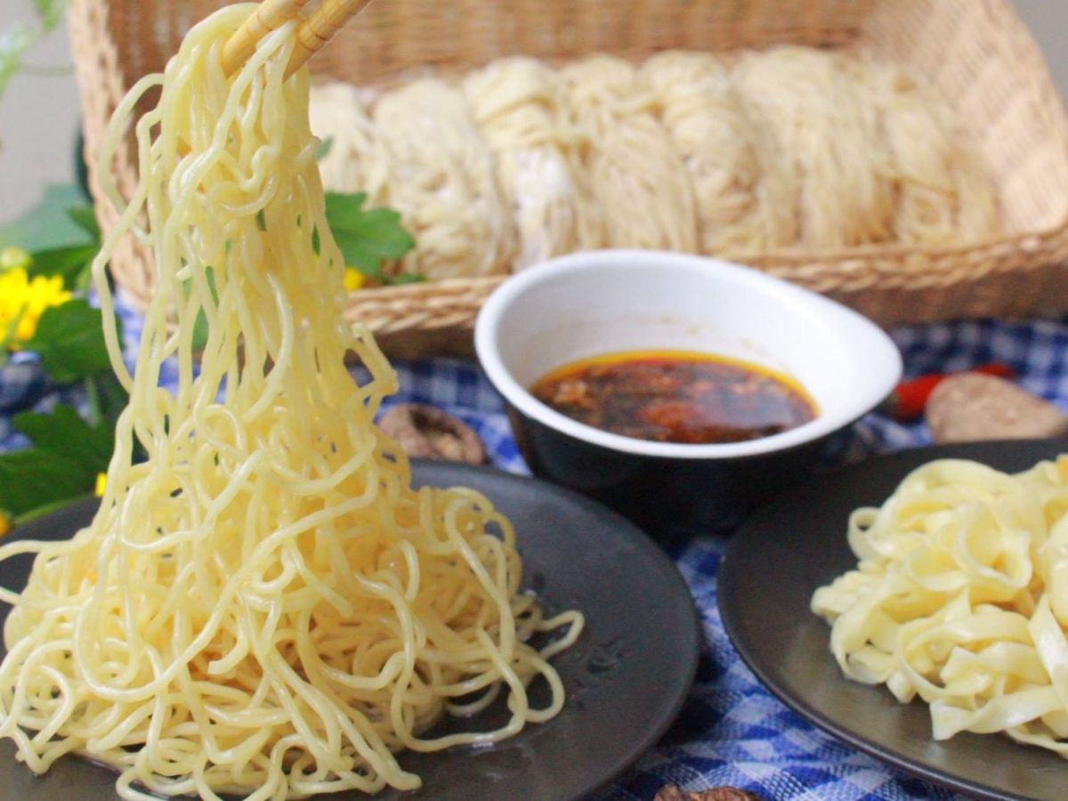Từng nguyên liệu làm mì hoành thánh Hội An được lựa chọn và chế biến kỹ càng để giúp hương vị món ăn được thơm ngon hơn.