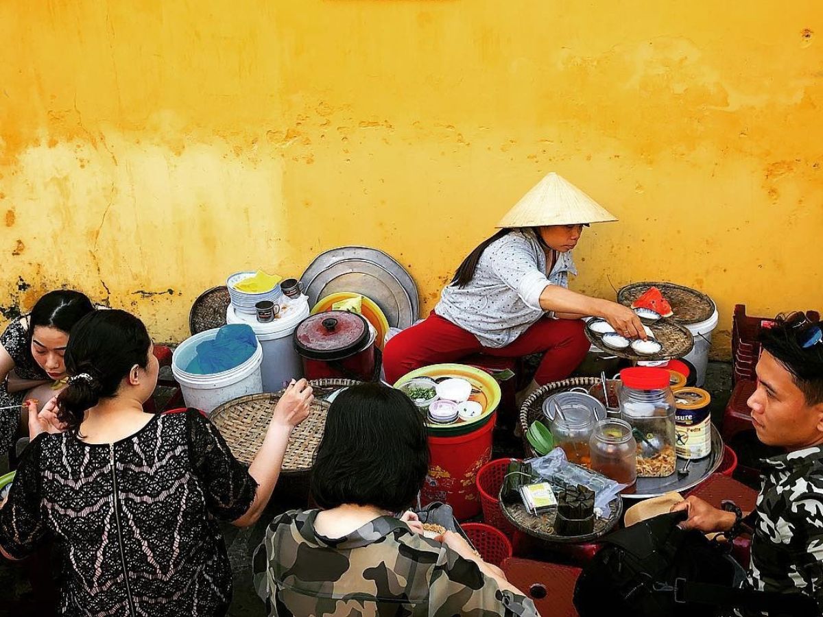 Du khách nên lựa chọn những quán ăn vặt được review tốt ở Hội An để có trải nghiệm ăn ngon miệng nhất.
