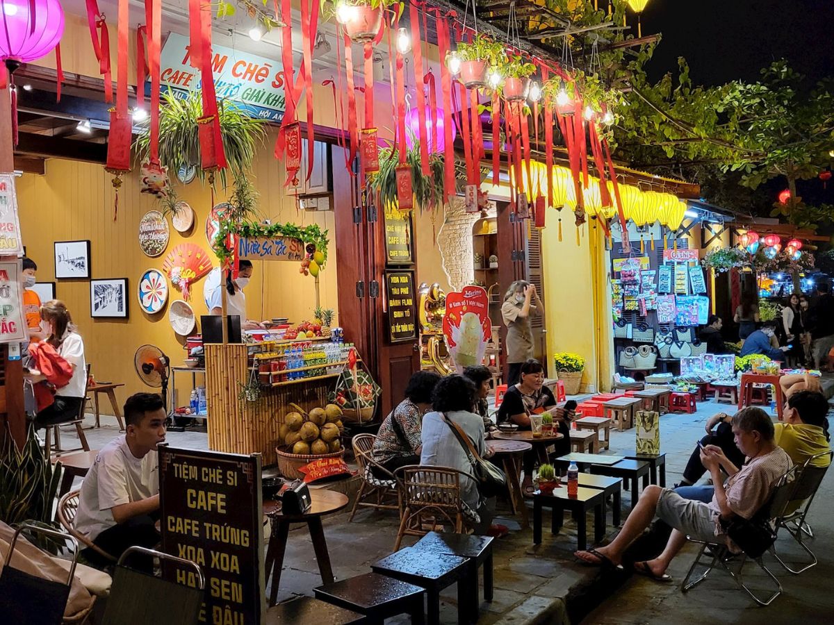 Ăn vặt ở Hội An là một trong những trải nghiệm thú vị giúp du khách đến gần hơn với văn hóa địa phương.