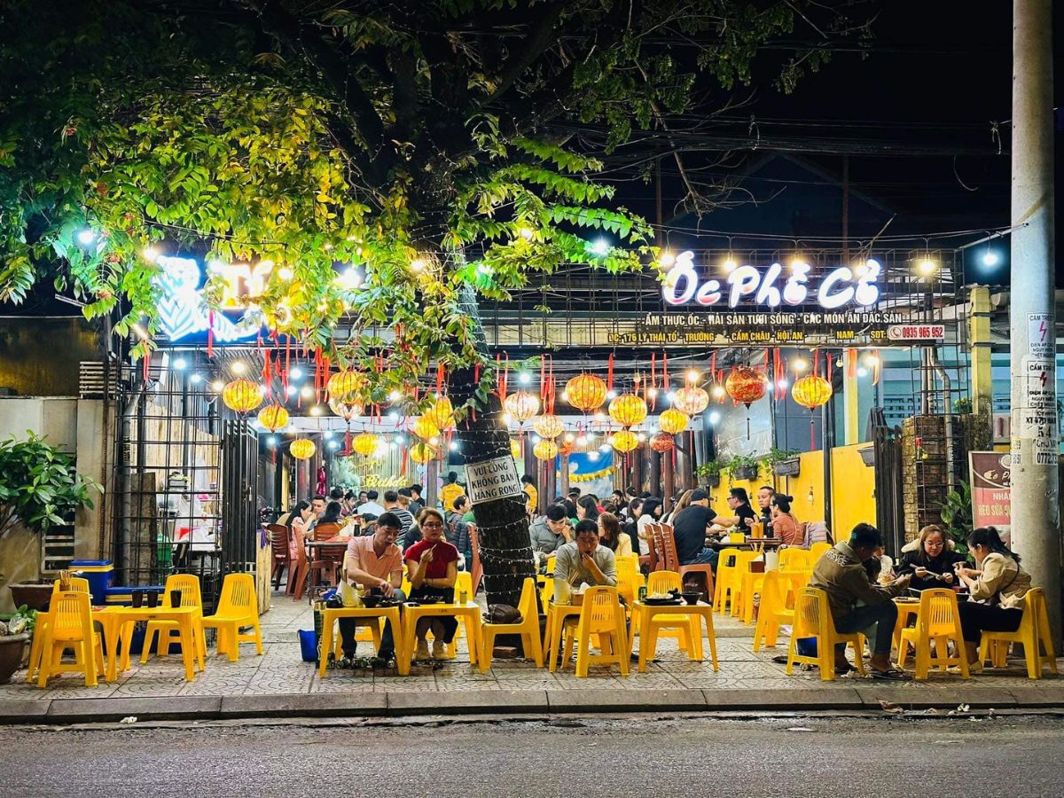 Du khách đừng quên ghé qua các quán ốc Hội An để thưởng thức đa dạng các loại ốc tươi ngon.