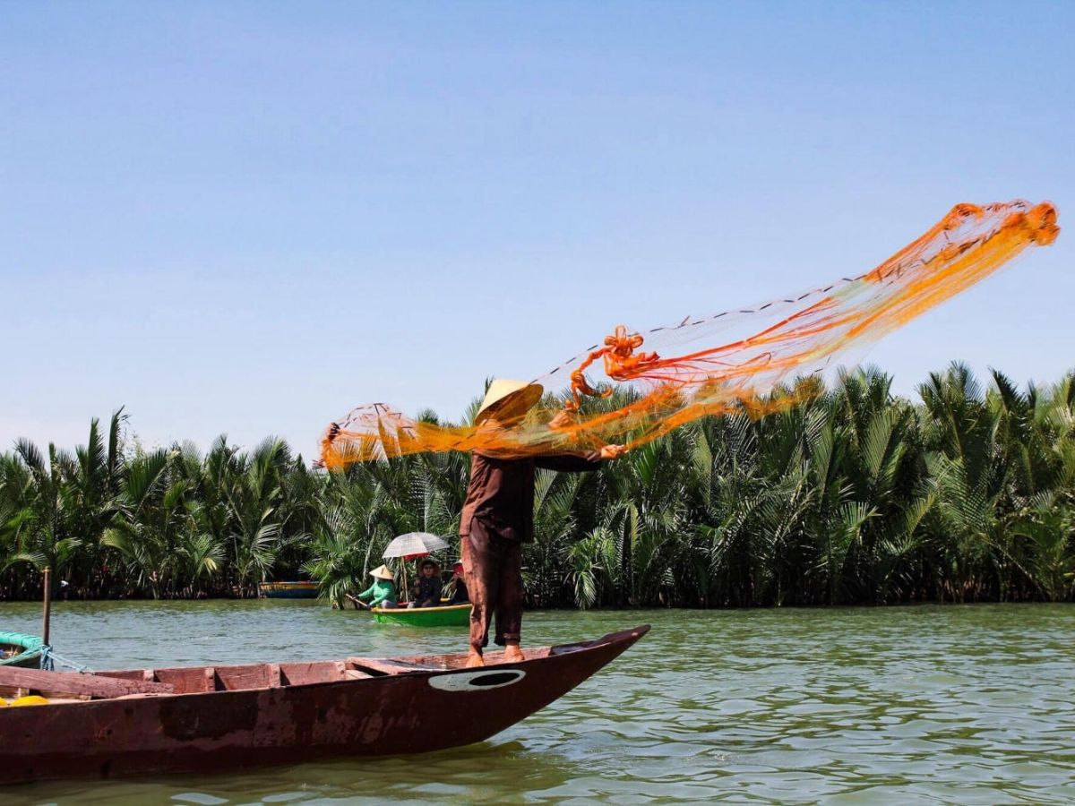 Du khách có thể chiêm ngưỡng màn quăng lưới điêu luyện của người dân ở rừng dừa.