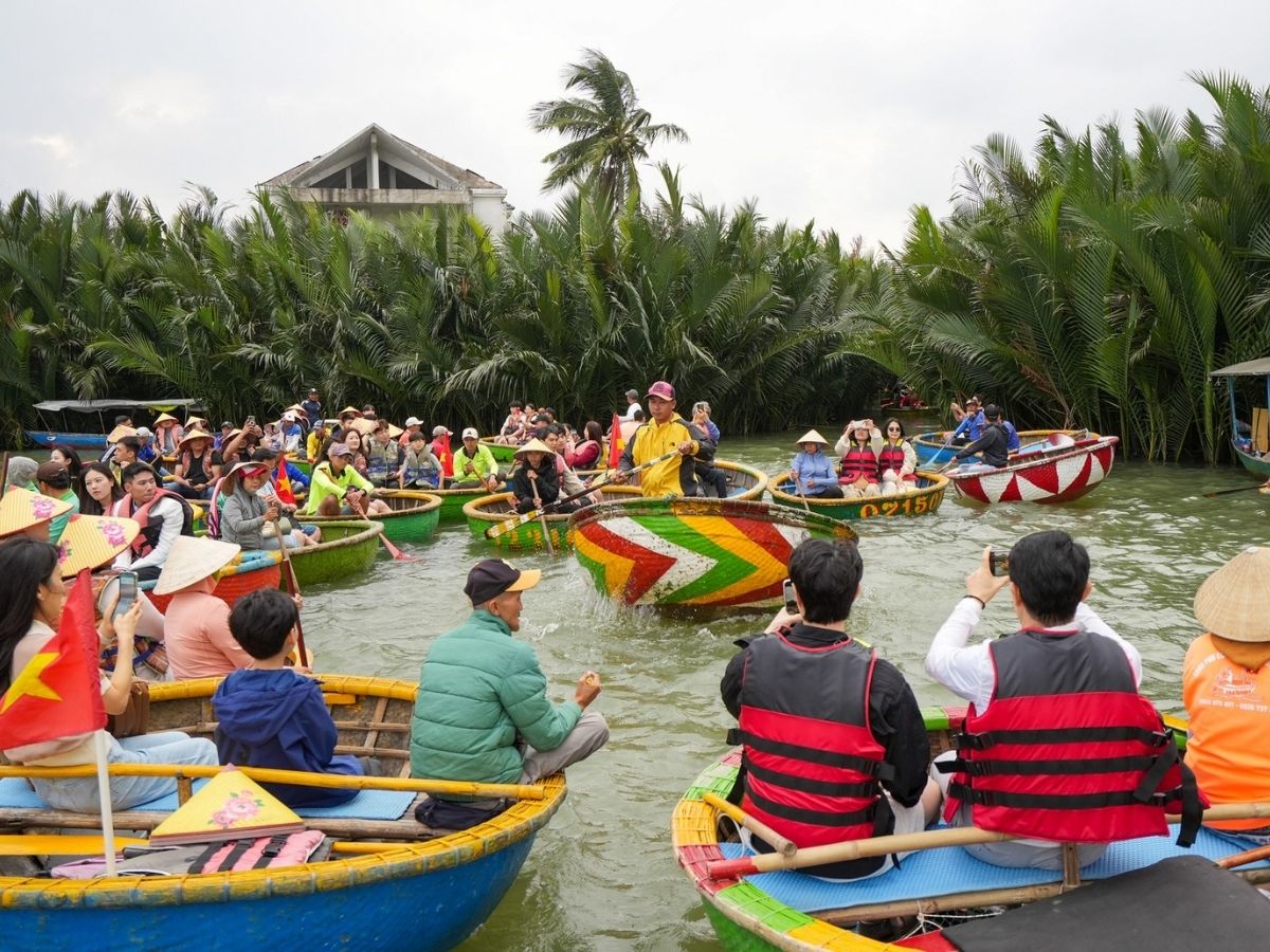 Việc đảm bảo an toàn khi di chuyển giữa sông nước tại rừng dừa là điều mà du khách nên chú ý.