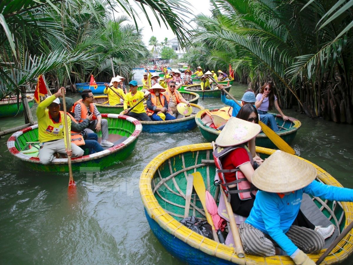 Trải nghiệm ngồi thuyền thúng len lỏi giữa rừng dừa được rất nhiều du khách thích thú
