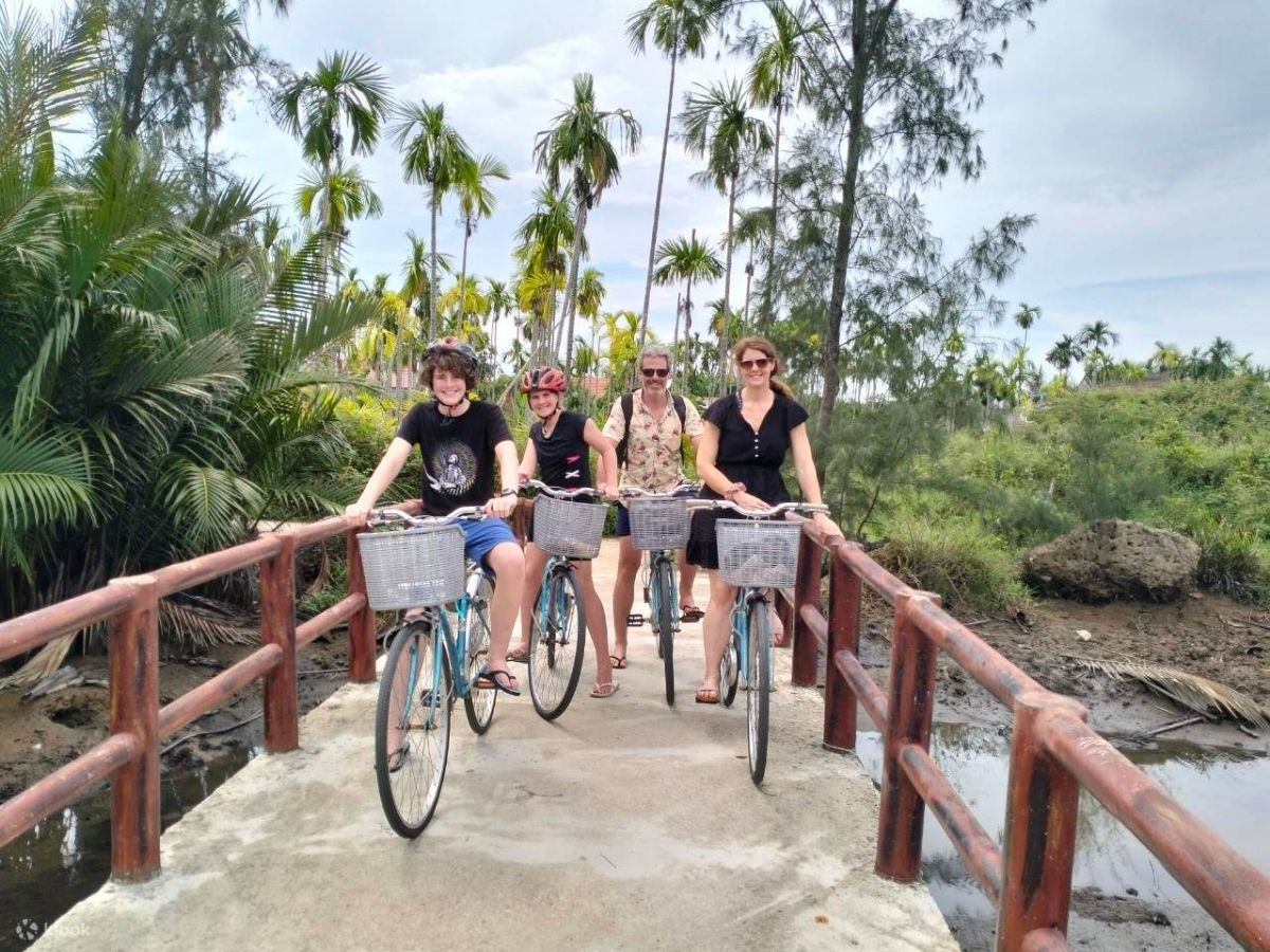 Du khách có thể di chuyển đến rừng dừa Bảy Mẫu bằng đa dạng phương tiện khác nhau